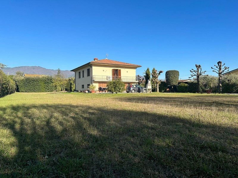 Villa in Vendita a Capannori, zona Lammari, 450'000€, 260 m², con Box
