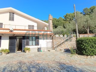 Appartamento in Vendita a San Bartolomeo al Mare, zona Borgata San Simone, 590'000€, 275 m²
