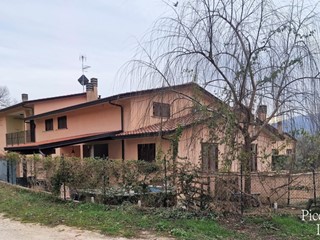Trilocale in Vendita a Perugia, zona Resina, 137'000€, 85 m², con Box