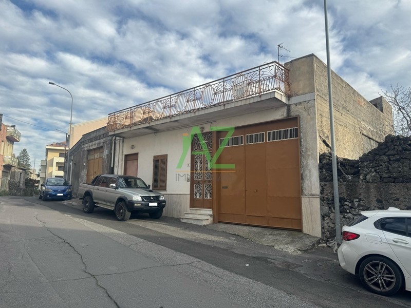 Casa Indipendente in Vendita a Belpasso, zona Borrello, 135'000€, 80 m², con Box