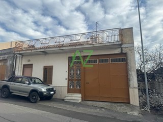 Casa Indipendente in Vendita a Belpasso, zona Borrello, 135'000€, 80 m², con Box