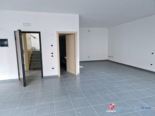 Ufficio in Vendita a Breno, 140'000€, 83 m²
