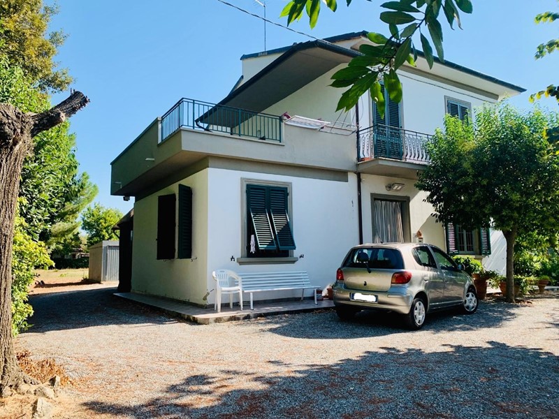 Villa in Vendita a Empoli, zona Santa Maria a Ripa, 350'000€, 160 m², con Box