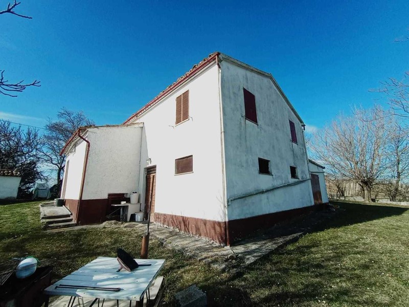 Casale in Vendita a Poggio San Marcello, 90'000€, 180 m²