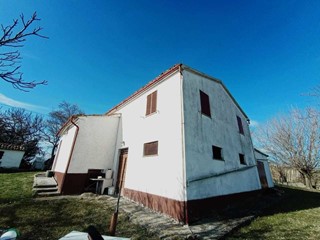 Casale in Vendita a Poggio San Marcello, 90'000€, 180 m²