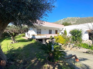 Villa in Vendita a Mondragone, 330'000€, 330 m²