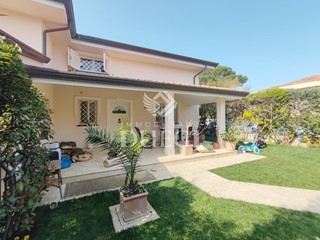 Villa in Vendita a Camaiore, zona Lido di Camaiore, 1'100'000&euro;, 187 m², arredato