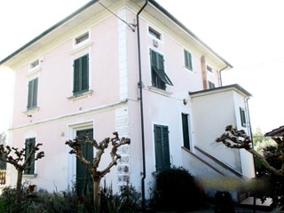 Villa in Vendita a Castelfranco di Sotto, zona Orentano, 290'000€, 280 m²