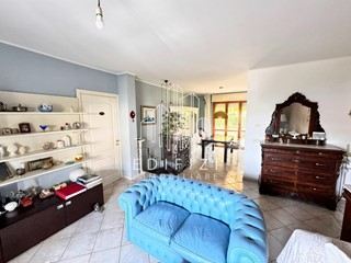 Appartamento in Vendita a Montignoso, zona Cervaiolo, 290'000€, 100 m², arredato, con Box