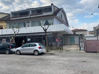 Negozio in Vendita a Aprilia, 200'000€, 180 m²