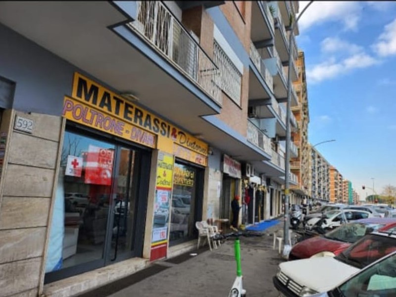 Attività commerciale in Vendita a Roma, zona Tuscolano, 110'000€, 50 m²