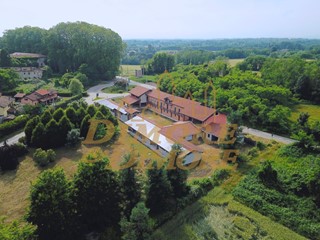 Casa Indipendente in Vendita a Agrate Conturbia, 1'950'000€, 2100 m²
