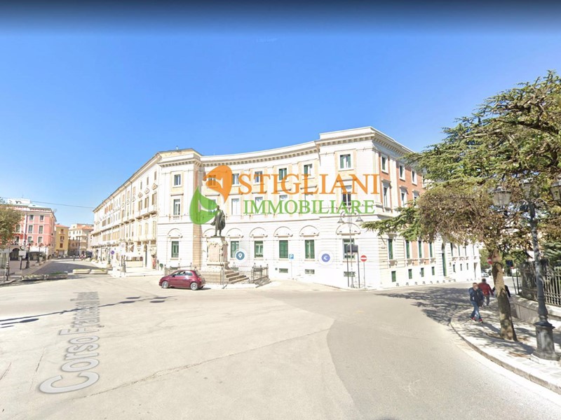 Immobile commerciale in Vendita a Campobasso, zona Centro, 240 m², arredato