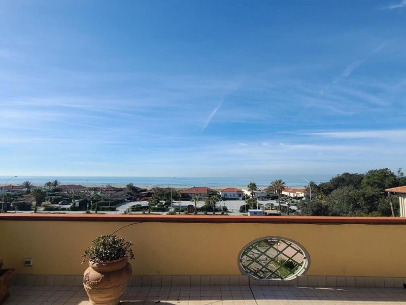 Attico in Affitto a Pietrasanta, zona Tonfano, 3'500€, 120 m², arredato