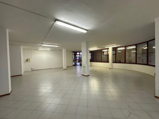 Negozio in Affitto a Orte, 700€, 150 m²