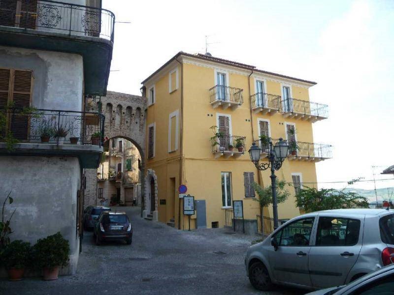 Bilocale in Vendita a Monsampolo del Tronto, zona Centrale / Centro Storico (vecchio Incasato Medievale), 40'000€, 55 m²