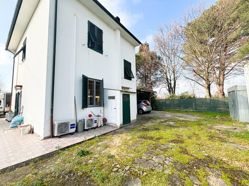Villa in Vendita a Empoli, zona Santa Maria a Ripa, 350'000€, 150 m², con Box