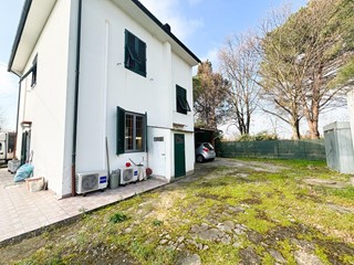 Villa in Vendita a Empoli, zona Santa Maria a Ripa, 350'000€, 150 m², con Box