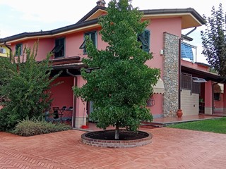 Villa in Vendita a Castelnuovo Magra, 750'000€, 250 m²