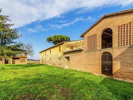 Casale in Vendita a Montaione, 230'000€, 711 m²