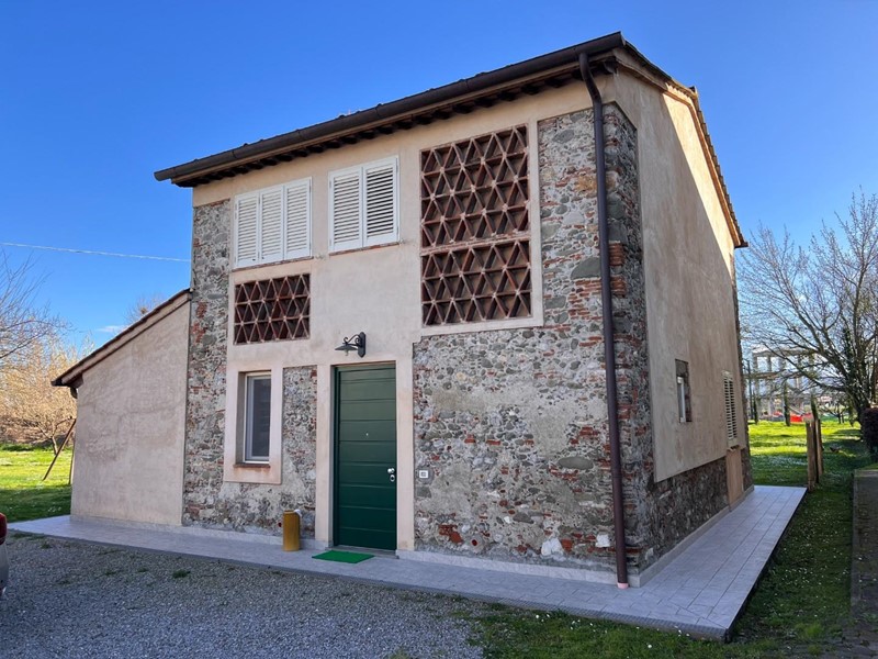 Casa di corte in Vendita a Lucca, zona San Pietro a Vico, 450'000€, 120 m², arredato, con Box