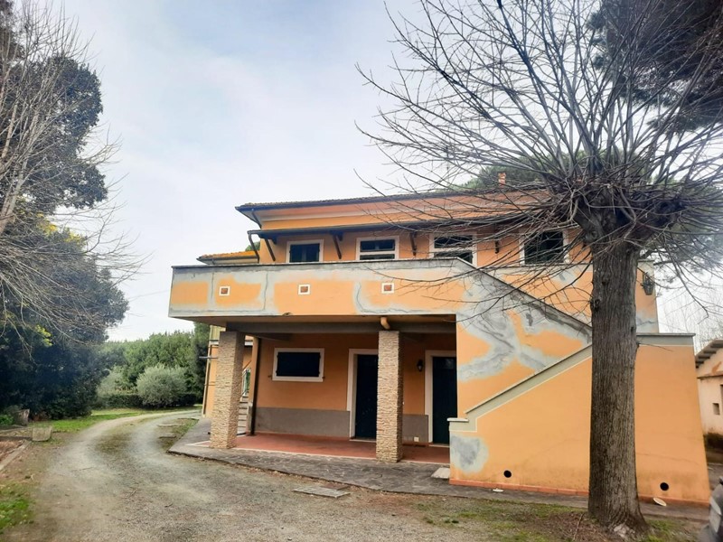 Casa Indipendente in Vendita a Casciana Terme Lari, zona Perignano, 850'000€, 850 m², con Box