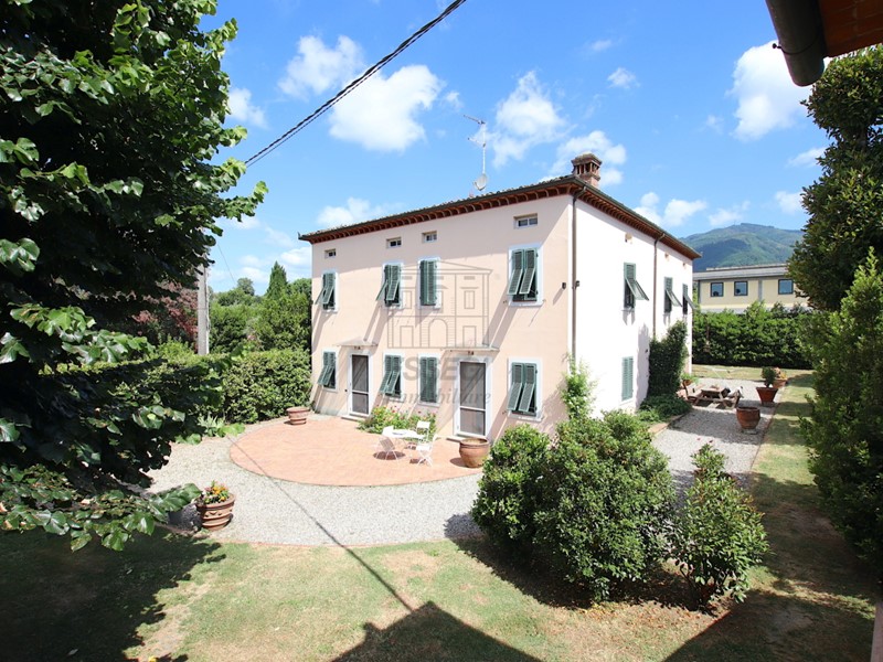 Villa in Vendita a Capannori, 850'000€, 290 m²
