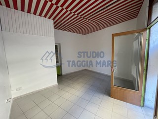 Ufficio in Vendita a Taggia, zona Arma Di Taggia, 35'000€, 22 m²