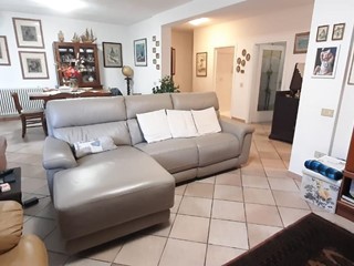 Villa in Vendita a Cecina, 680'000€, 290 m², con Box