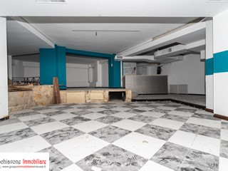 Immobile commerciale in Affitto a Siracusa, zona Teocrito San Giovanni, 1'900€, 400 m²