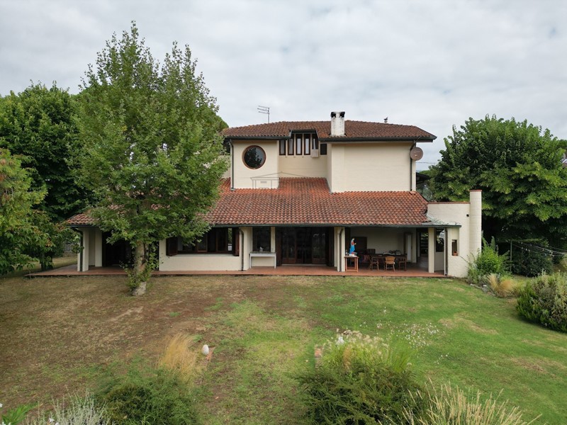 Villa in Vendita a Capannori, zona Est, 650'000€, 480 m²