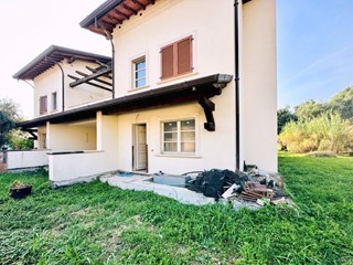 Villetta a schiera in Vendita a Seravezza, zona Querceta, 585'000&euro;, 250 m²