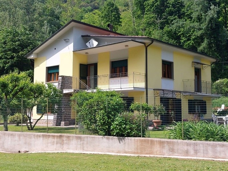 Villa in Vendita a Bagni di Lucca, zona Giardinetto, 290'000€, 235 m²