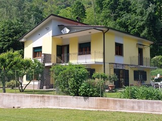 Villa in Vendita a Bagni di Lucca, zona Giardinetto, 290'000€, 235 m²