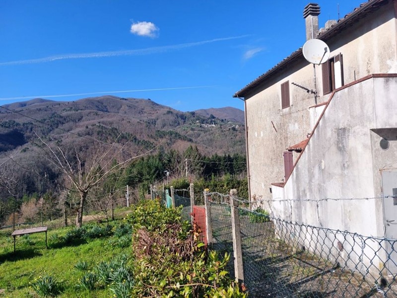 Appartamento in Vendita a Pescaglia, zona Fondagno, 88'000€, 90 m², arredato, con Box