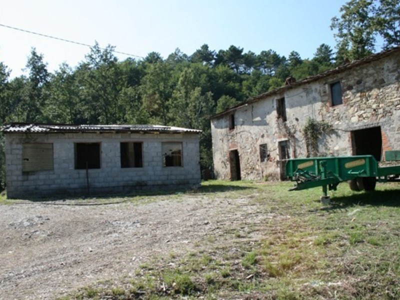 Casale in Vendita a Borgo a Mozzano, zona Domazzano, 250'000&euro;, 300 m²