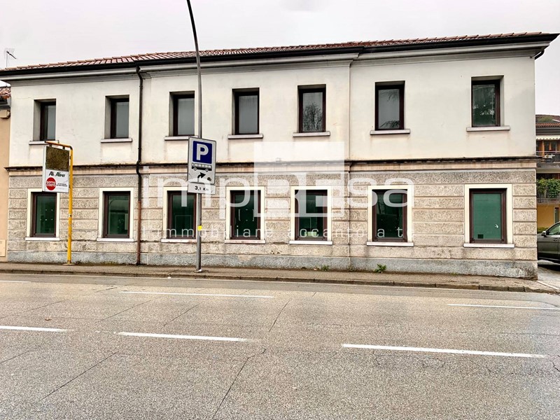 Ufficio in Vendita a Treviso, zona Fuori Mura, 595'000€, 347 m²