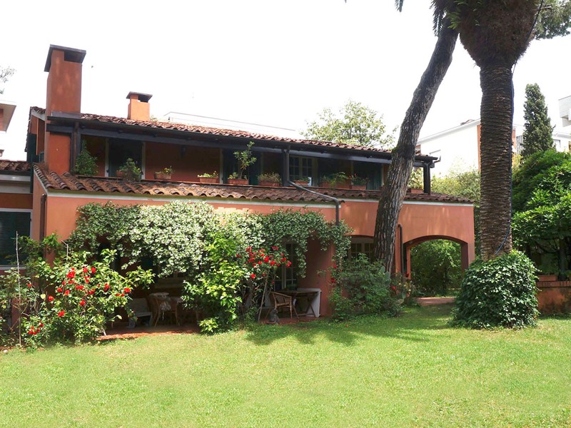 Villa in Vendita a Carrara, zona Avenza, 730'000€, 340 m²