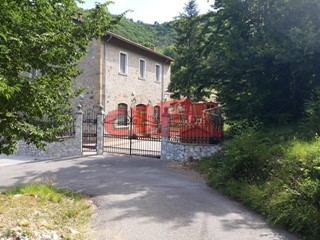 Casale in Vendita a Molazzana, 250'000€, 190 m², arredato