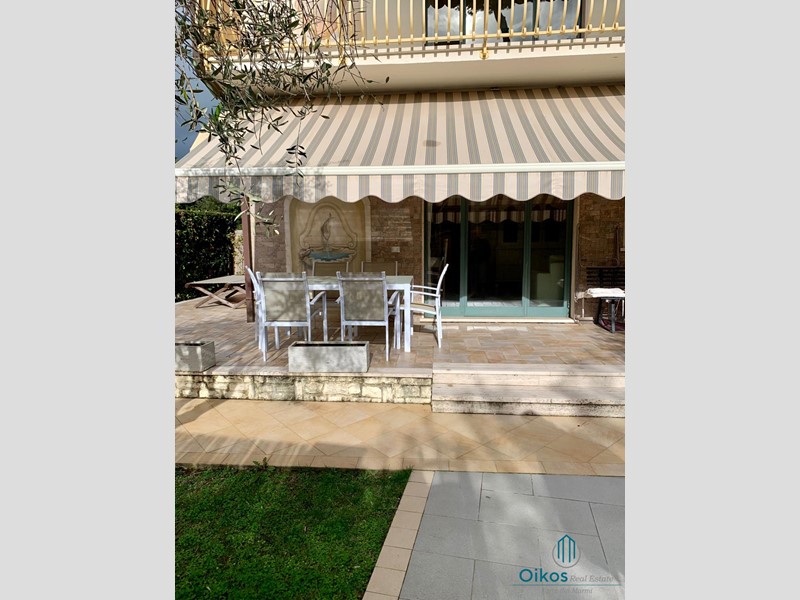 Villa bifamiliare in Affitto a Forte dei Marmi, zona Vittoria Apuana, 15'000€, 180 m², arredato