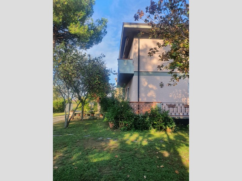 Villa bifamiliare in Vendita a Carrara, zona Marina di Carrara, 320'000€, 110 m²