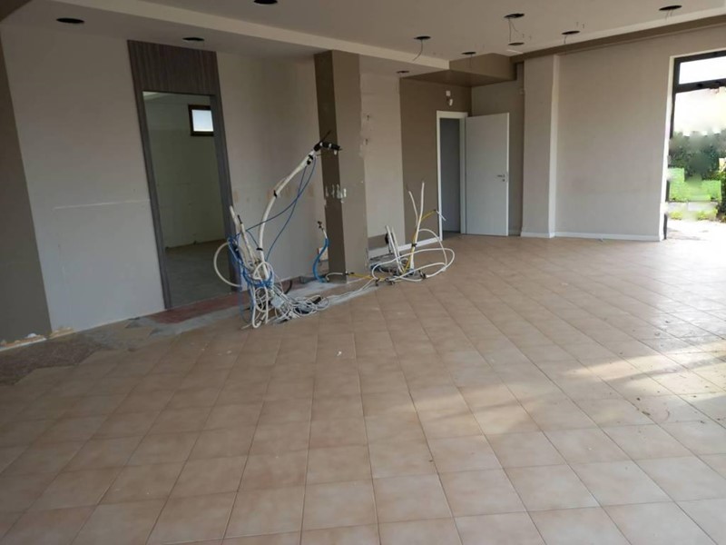 Immobile commerciale in Affitto a Crespina Lorenzana, zona Cenaia, 2'000€, 115 m²