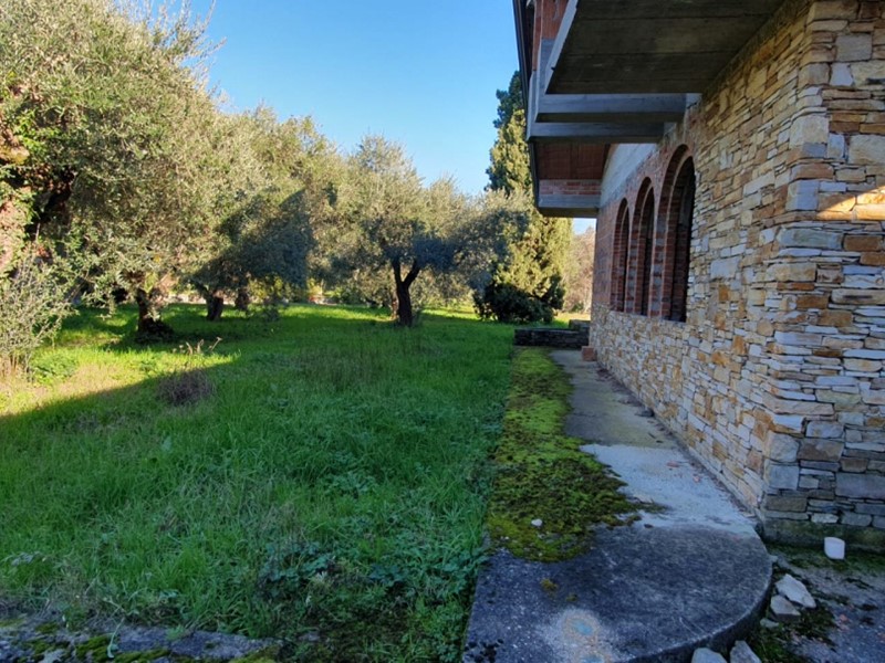 Villa in Vendita a Capannori, zona Segromigno In Monte, 500'000€, 535 m², con Box