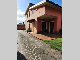 Villa bifamiliare in Vendita a Porcari, 400'000€, 235 m², arredato, con Box