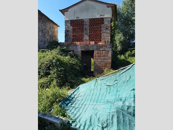 Casale in Vendita a Capannori, zona San Leonardo In Treponzio, 55'000€, 100 m²