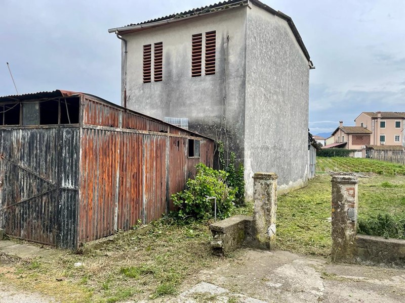 Casale in Vendita a Lucca, zona San Pietro a Vico, 105'000€, 130 m², con Box