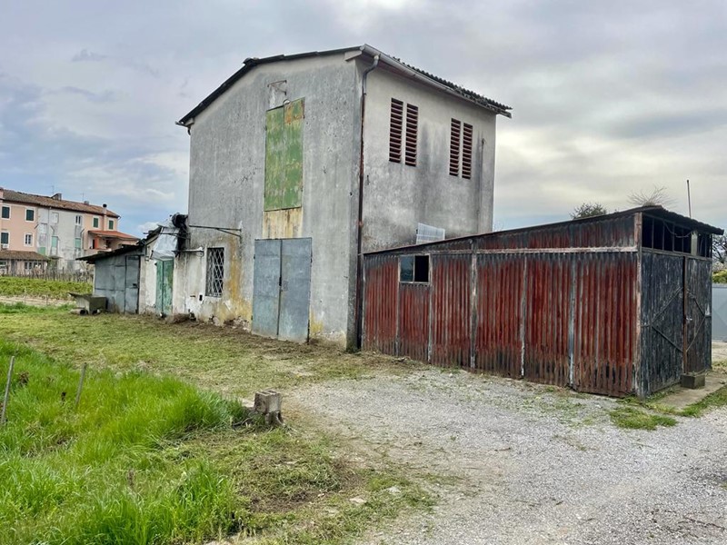 Casale in Vendita a Lucca, zona San Pietro a Vico, 105'000€, 130 m², con Box