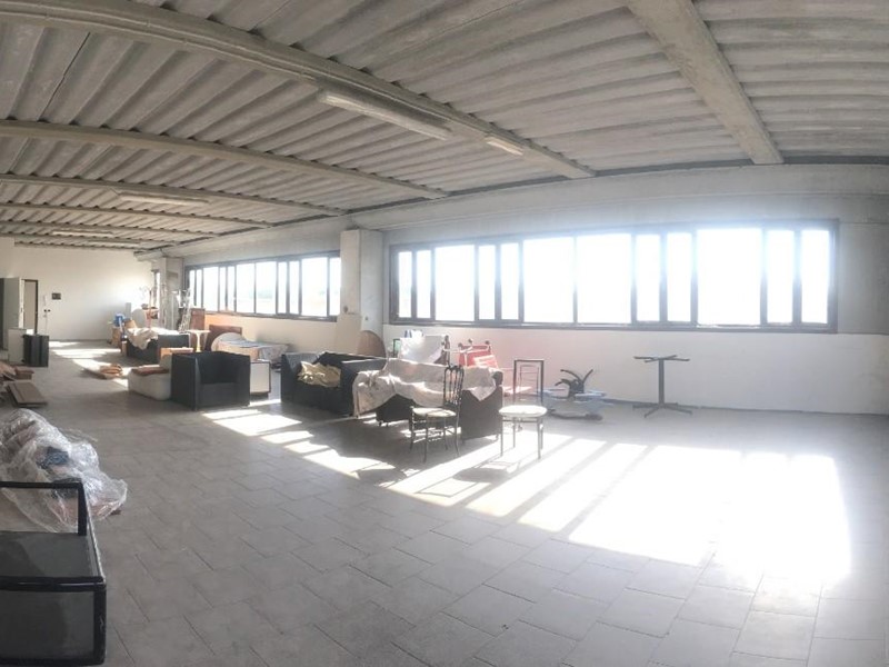 Laboratorio in Vendita a Cascina, 210'000€, 190 m²