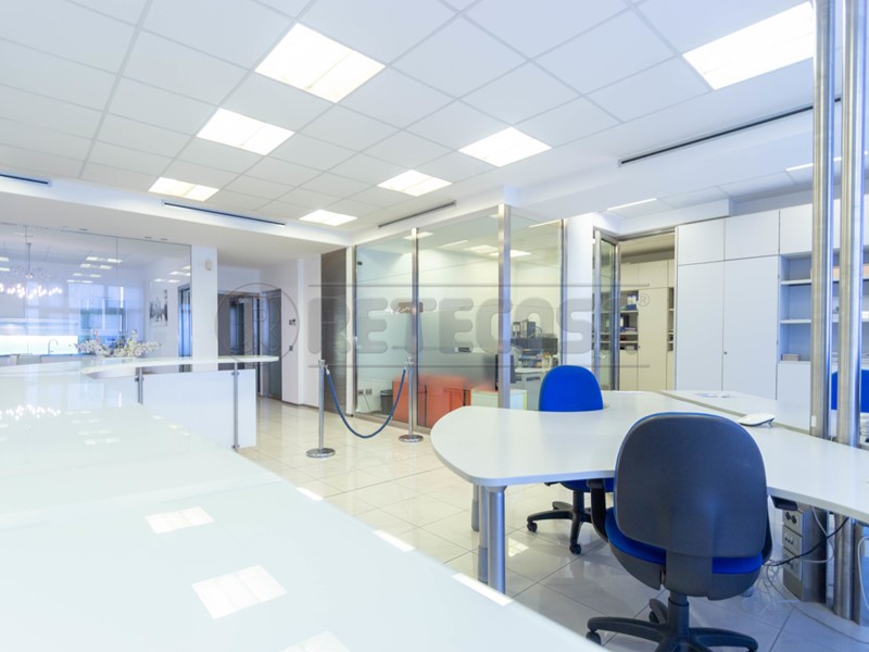 Ufficio in Vendita a Bolzano Vicentino, 450'000€, 554 m², arredato