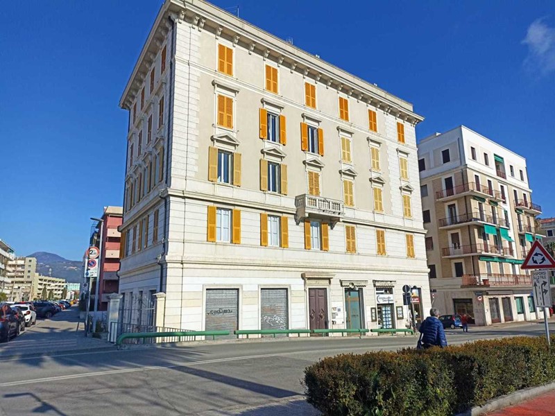 Appartamento in Affitto a Sestri Levante, zona centro, 4'000€, 145 m², arredato